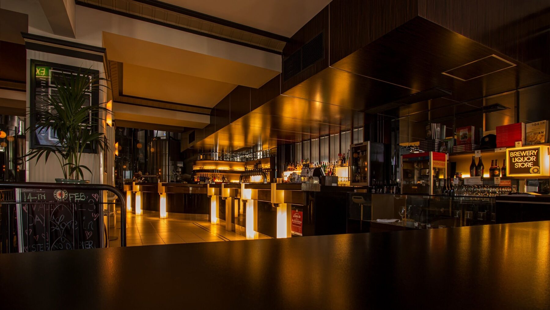 Stimmungsvoller Restaurant- und Barbereich mit warmem Licht