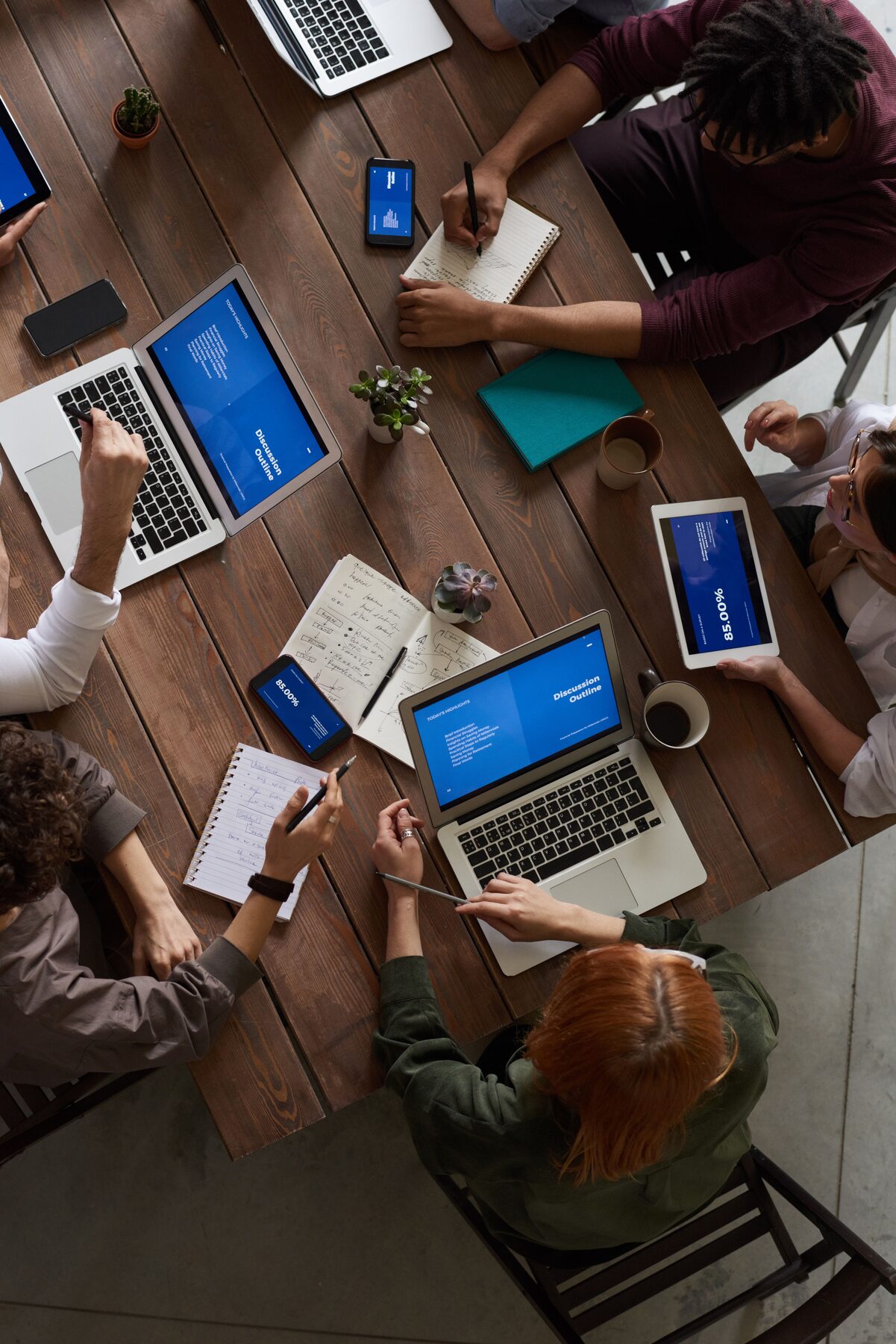 Team bei gemeinsamer Arbeit im Büro